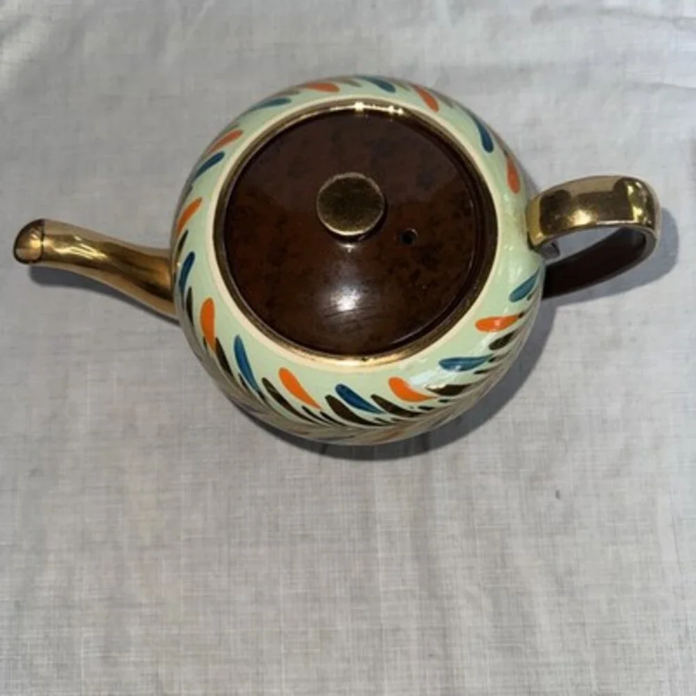 Vintage Gibsons 4 Cup Tea Pot Hand Painted Details Gold Spout/Handle England.